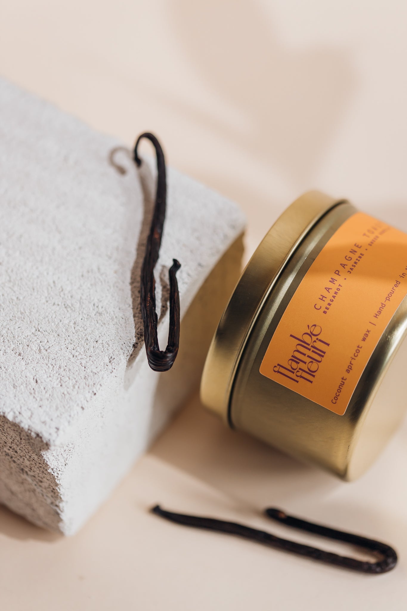 Gold candle Tin, Vegan non toxic, wooden wick, vanilla, jasmin 